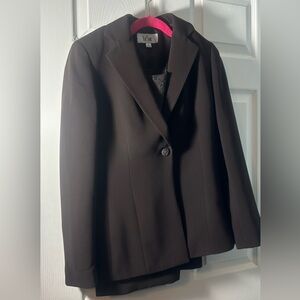 Le Suit Women’s 3 piece pant suit. Good condition Size 6